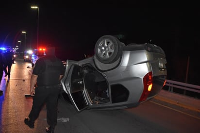 Familia es rescatada al volcar en el Pape tras chocar con tanque