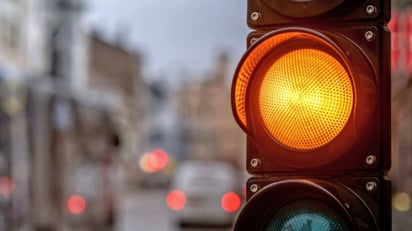 Tránsito y Vialidad exhorta a detener sus autos en la luz amarilla