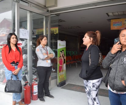 ¡Pánico en céntrica zapatería!; arde medidor de la luz