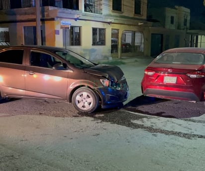 Par de autos quedan ensartados en la Colonia Azteca