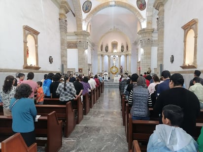 Feligreses se reúnen para la misa dominical