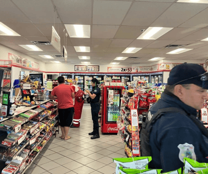 Encapuchado atraca de forma violenta en un Oxxo