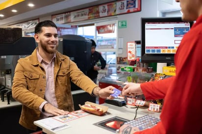 Bancos extienden sus servicios hasta en días festivos con sus alianzas con Oxxo