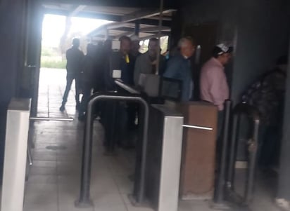 Regresan obreros a la Planta; molestos porque no les llegan boletas