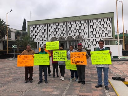 Abuelitos exigen pensión al IMSS y se plantan a las afueras de la clínica 