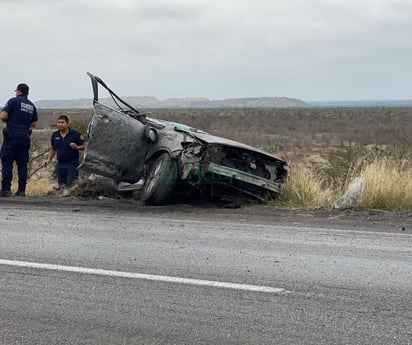 Dominicano vuelca en la carretera Sabinas-Monclova