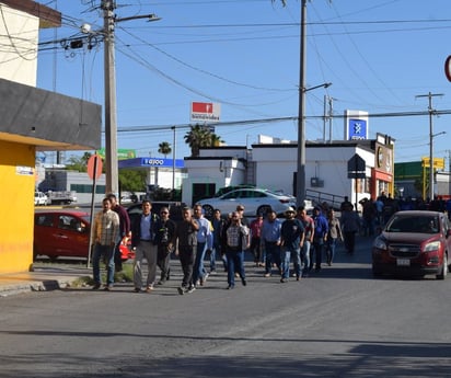 Marchan obreros de la 288 por la zona centro de Monclova para exigir el pago de sueldos