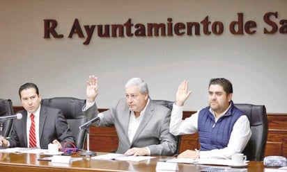 'Chema' entrega presea a periodistas