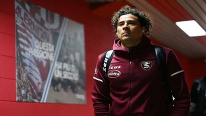 ¡Ídolo! Memo Ochoa es inmortalizado por la afición del Salernitana como SANTO