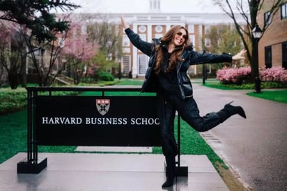 Thalía da conferencia en Harvard y la dedica a su papá