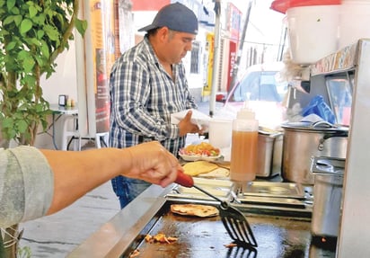 El encarecimiento de insumos provocan alza de previos en taquerías 