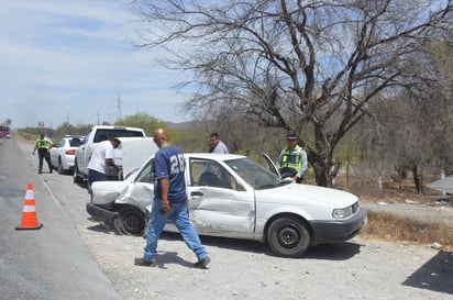 Tsuru choca contra una nomenclatura en la 57