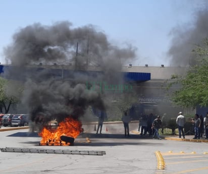 Bloquean acceso a planta 1 con quema de llantas