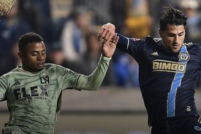 ¡Miradas que matan! Carlos Vela enfureció con su DT tras salir de cambio en empate de LAFC