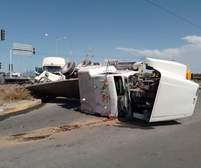 Chocan dos tráileres en el Carlos Salinas de Gortari; uno de ellos vuelca