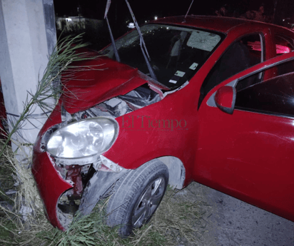 Conductora esquiva perro y choca contra poste en la colonia Las Flores