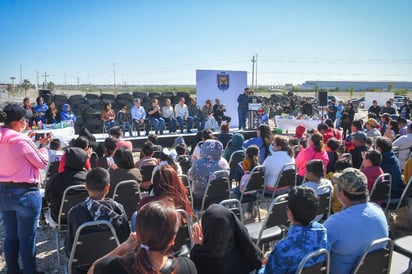 Niños reciben su premio del Llantatón 