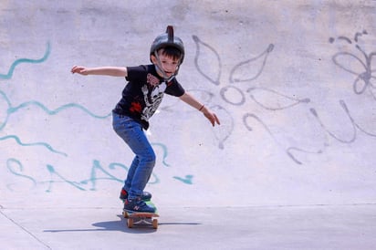 Santino, el niño apasionado por el skate y el rock