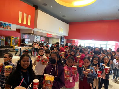 Alumnos de la primaria Rafael Ramírez disfrutan su Día del Niño en el cine