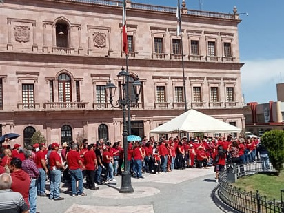 Se manifiestan pensionados en la Plaza de Armas