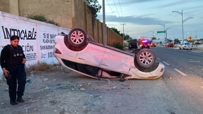 Vuelcan jóvenes camioneta Mazda en el sector el Pueblo de Monclova