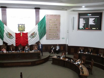 Piden licencia dos diputados