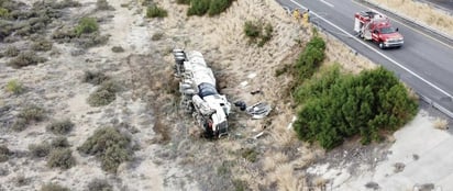 Vuelca pipa con más de 20 mil litros de combustible en la carretera Monclova-Sabinas