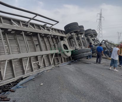 Tráiler cargado de envases vuelca en la carretera Monclova-Monterrey