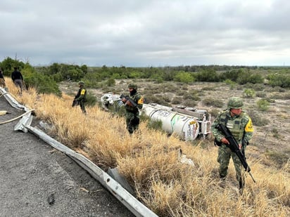 Pipa vuelca con 40 mil litros de diésel