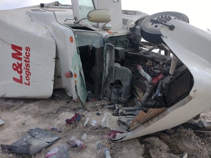 Tráiler cargado de envases vuelca en la carretera 53