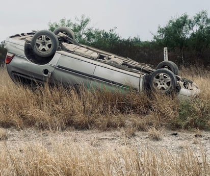 Pareja vuelca en la carretera Sabinas-Monclova 