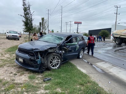 Conductor destroza su camioneta al chocar contra pipa de agua