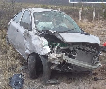 Auto vuelca en La Muralla de la carretera Monclova-Saltillo