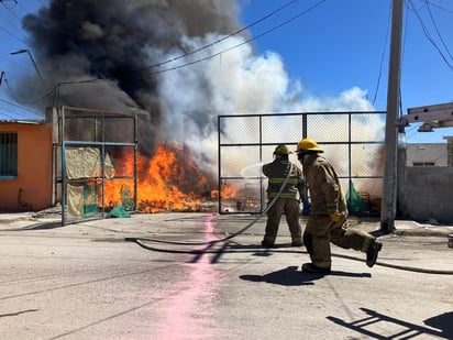 Entre fuego y carencias: Así es la difícil labor de los bomberos