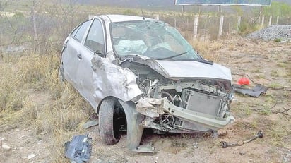 Auto vuelca en 'La Muralla' de la Carretera Federal 57