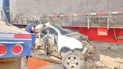 Dos tráileres hacen ‘sándwich’ camioneta y conductor sobrevive