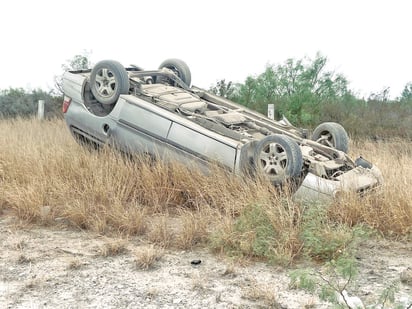 Pareja vuelca en la Carretera Sabinas-Monclova