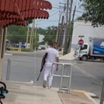 Un sujeto caminaba por las calles de Uvalde con un rifle