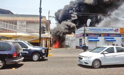 Camioneta huachicolera explota al huir; hay 3 muertos