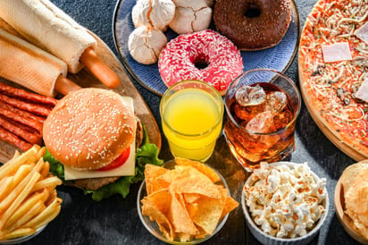 5 alimentos que no debes comer antes de dormir: Hay ciertos alimentos que caen más pesados que otros cuando se comen durante la noche y que pueden evitar que duermas bien.