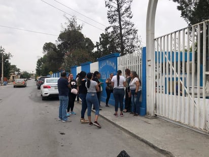 Mesa directiva de la escuela Ford 128 pegará cartelones comprobando gastos