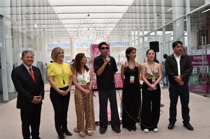 Artista Miguel Herrera entrega a Saltillo escultura realizada en la Feria del Libro