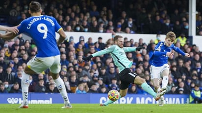 Yerry Mina regresa en goleada del Everton ante el Brighton