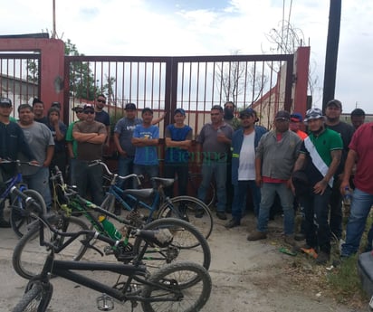 Trabajadores de Talleres Patiño paran labores por falta de pago