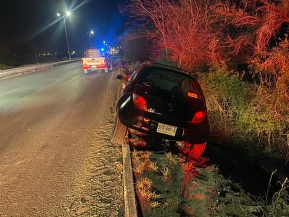 Conductor se salva de caer a barranco en el bulevar Santa Cecilia de Castaños