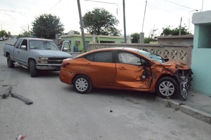 Cafre estrella su auto contra camión de la ruta Praderas