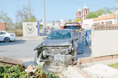 Vehículo se estrella contra casa en el Fraccionamiento Carranza de Monclova