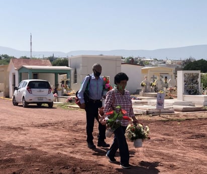 Familiares visitan a las difuntas madres el 10 Mayo