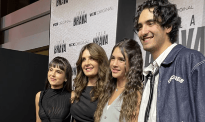 Mayrín Villanueva recibe mensaje de su hija Romina Poza: 'mi mamá es mi mejor amiga': La joven debutó en streaming con la serie “Isla Brava” y durante la presentación su mamá y hermanos la apoyaron