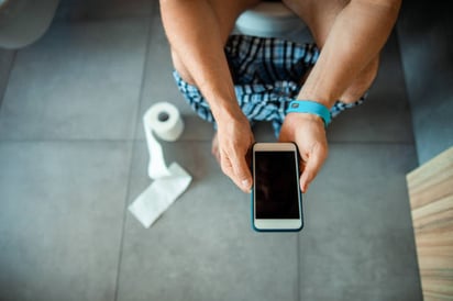 ¿Por qué debes dejar de ir al baño con el celular?: Dentro del baño hay muchas bacterias que se pueden impregnar en tu celular.